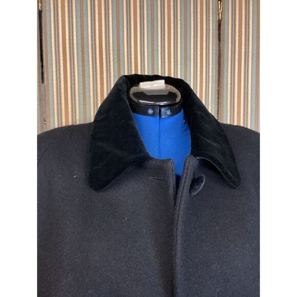 Classic Black Wool Blend Coat with Contrast Collar Professional Winter Outerwear - Picture 2 of 6